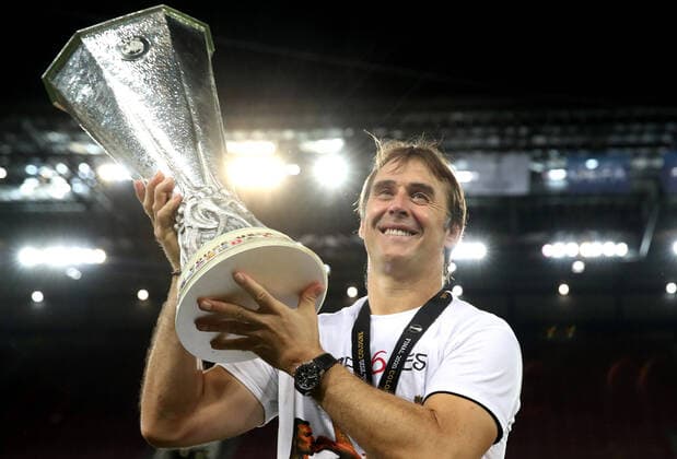 FOOTBALL Seville FC vs Inter Milan Ligue Europa Finale 21 08 2020 Julen Lopetegui, Head Coach of Sevilla celebrates with the UEFA Europa League Trophy following his team s victory in during the UEFA Europa League Final between Seville and FC Internazionale at RheinEnergieStadion on August 21, 2020 in Cologne, Germany Cologne RheinEnergieStadion Angleterre Poolfoto Panoramic POOL UEFA ,EDITORIAL USE ONLY