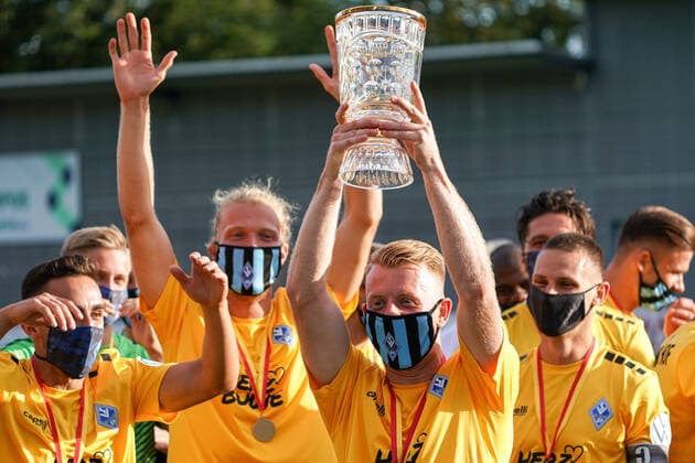 Bilder des Jahres 2020, Sport 08 August Sport Themen der Woche KW34 Sport Bilder des Tages Matchwinner Dominik Martinovic (SVWM, 11) hält den Pokal in den Händen, Spieler vom SV Waldhof Mannheim (SVWM), mit dem Pokal, bei der Siegerehrung, Pokal, Trophäe, Pokaltriumph, Pokalsieger 2019 2020, Finaltag der Amateure, Einzug in den DFB-Pokal, Jubel, Freude, Sieger, Gewinner, Highlight, Aktion, Action, 22.08.2020, Hoffenheim (Deutschland), Fussball, bfv-Rothaus-Pokal, Finale, FC Nöttingen - SV Waldhof Mannheim, DFB DFL REGULATIONS PROHIBIT ANY USE OF PHOTOGRAPHS AS IMAGE SEQUENCES AND OR QUASI-VIDEO. *** Match winner Dominik Martinovic SVWM, 11 holds the cup in his hands, player from SV Waldhof Mannheim SVWM , with the cup, at the award ceremony, cup, trophy, cup triumph, cup winner 2019 2020, final day of the amateurs, entry into the DFB Cup, cheers, Joy, winner, winner, highlight, action, action, 22 08 2020, Hoffenheim Germany, football, bfv Rothaus Pokal, final, FC Nöttingen SV Waldhof Mannheim, DFB DFL REGULATIONS PROHIBIT ANY USE OF PHOTOGRAPHS AS IMAGE SEQUENCES AND OR QUASI VIDEO xozx