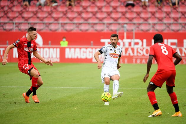 05 THOMAS MANGANI (SCO) - 27 AURELIEN SCHEIDLER (DIJ) FOOTBALL : Dijon vs Angers - Ligue 1 Uber Eats - 22 08 2020 FEP Panoramic 