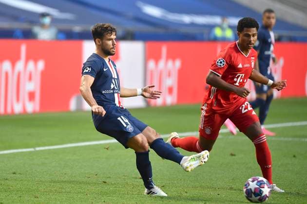 Soccer Champions League Final Paris St Germain Bayern Muenchen Serge GNABRY r M in a duel against Juan BERNAT PSG , Soccer Champions League, Final, FC Bayern Muenchen M Paris St Germain PSG , on 23 08 2020 at the Estadio da Luz in Lisbon Portugal PHOTO Frank Hoermann SVEN SIMON Pool NO use of any use photographs as image sequences and or quasi video Editorial Use ONLY National and International News Agencies OUT Lisbon Estadio da Luz Portugal Poolfoto SVEN SIMON Frank Hoermann Pool ,EDITORIAL USE ONLY