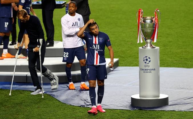 FOOTBALL Paris Saint Germain vs Bayern Munich Final UEFA Champions League 23 08 2020 LISBON, PORTUGAL AUGUST 23 Kylian Mbappe of Paris Saint Germain removes his runners up medal as he leaves the pitch following during the UEFA Champions League Final match between Paris Saint Germain and Bayern Munich at Estadio do Sport Lisboa e Benfica on August 23, 2020 in Lisbon, Portugal Lisbonne Portugal Poolfoto Panoramic POOL UEFA ,EDITORIAL USE ONLY