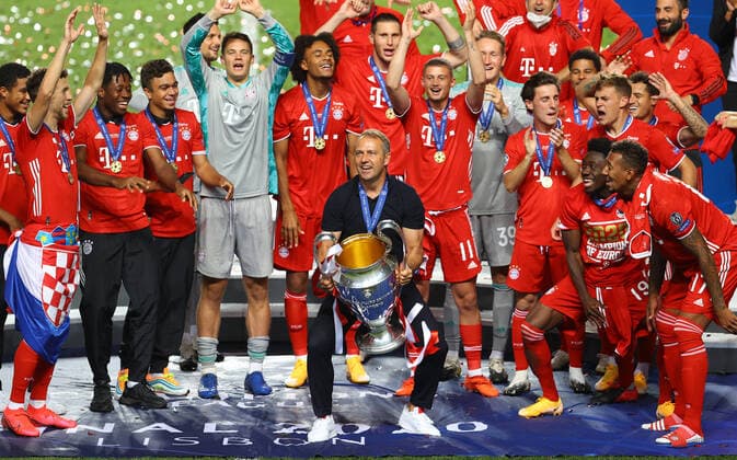 FOOTBALL Paris Saint Germain vs. Bayern Munich Final UEFA Champions League 23 08 2020 LISBON, PORTUGAL AUGUST 23 Hans Dieter Flick, Head Coach of FC Bayern Munich lifts the Champions League Trophy following his team s victory in the UEFA Champions League Final match between Paris Saint Germain and Bayern Munich at Estadio do Sport Lisboa e Benfica on August 23, 2020 in Lisbon, Portugal Lisbonne Portugal Poolfoto Panoramic POOL UEFA ,EDITORIAL USE ONLY