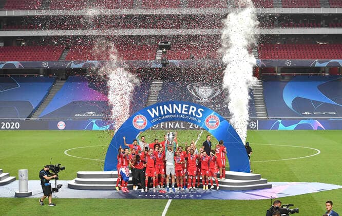 Football Champions League Final Paris St Germain Bayern Muenchen Award Ceremony, cheering Team M around Goalkeeper Manuel NEW M with cup, Football Champions League, Final, Paris St Germain PSG FC Bayern Muenchen M , on 23 08 2020 at the Estadio da Luz in Lisbon Portugal PHOTO Frank Hoermann SVEN SIMON Pool NO use of any use photographs as image sequences and or quasi video Editorial Use ONLY National and International News Agencies OUT Lisbon Estadio da Luz Portugal Poolfoto SVEN SIMON Frank Hoermann Pool ,EDITORIAL USE ONLY