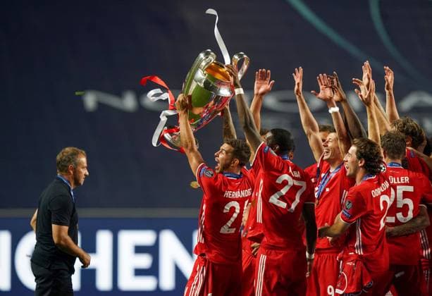 IMAGO Iconic Moments, Fußball Bilder des Jahres 2020, Sport 08 August Sport Themen der Woche KW34 Final Football UEFA Champions League FC BAYERN MUENCHEN - PARIS ST. GERMAIN (PSG) Lisbon, Lissabon, Portugal, 23rd August 2020. Siegerehrung: Lucas Hernandez (Muenchen) mit Pokal, Trainer Hansi Flick (Muenchen), David Alaba (Muenchen), Robert Lewandowski (Muenchen), Alvaro Odriozola (Muenchen),Thomas Mueller (Muenchen) in the final match UEFA Champions League, final tournament FC BAYERN MUENCHEN - PARIS ST. GERMAIN (PSG) in season 2019 2020, FCB, Photographer: Peter Schatz Pool - UEFA REGULATIONS PROHIBIT ANY USE OF PHOTOGRAPHS as IMAGE SEQUENCES and or QUASI-VIDEO - National and international News-Agencies OUT Editorial Use ONLY Lisbon Estadio da Luz de Benfica Portugal *** Final Football UEFA Champions League FC BAYERN MUENCHEN PARIS ST GERMAIN PSG Lisbon, Lisbon, Portugal, 23rd August 2020 award ceremony Lucas Hernandez Munich with cup, coach Hansi Flick Munich , David Alaba Munich , Robert Lewandowski Munich , Alvaro Odriozola Munich , Thomas Mueller Munich in the final match UEFA Champions League, final tournament FC BAYERN MUENCHEN PARIS ST GERMAIN PSG in season 2019 2020, FCB, photographer Peter Schatz Pool UEFA REGULATIONS PROHIBIT ANY USE OF PHOTOGRAPHS as IMAGE SEQUENCES and or QUASI VIDEO National and international News Agencies OUT Editorial Use ONLY Lisbon Estadio da Luz de Benfica Portugal Poolfoto Peter Schatz Pool ,EDITORIAL USE ONLY
