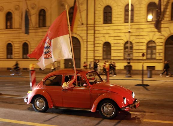 Bilder des Jahres 2020, Sport 08 August Sport Themen der Woche KW34 August 24, 2020, Munich, Germnany: in the picture fans of Bayern Munich are celebrating the winning of the .football champions league 2019 2020, Leopoldstrasse, Munich, .Aug 23, 2020, Munich Germnany - ZUMAf110 20200824_zap_f110_001 Copyright: xWolfgangxFehrmannx