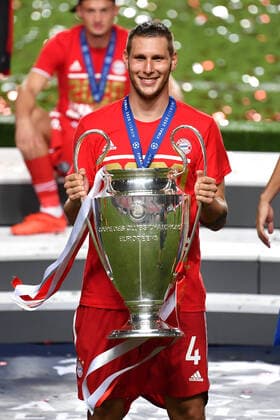 Fussball Champions League Finale Paris St. Germain - Bayern Muenchen 0-1 Niklas SUELE (Bayern Muenchen) mit Cup,Pokal,Trophaee,trophy, Siegerehrung, Fussball Champions League, Finale, Paris St. Germain (PSG)-FC Bayern Muenchen (M) 0-1 am 23.08.2020 im Estadio da Luz in Lissabon Portugal. FOTO: Frank Hoermann SVEN SIMON Pool NO use of any use photographs as image sequences and or quasi-video Editorial Use ONLY National and International News Agencies OUT Lissabon Estadio da Luz Portugal *** Soccer Champions League Final Paris St Germain Bayern Muenchen 0 1 Niklas SUELE Bayern Muenchen with Cup,Trophy,Trophaee,trophy, award ceremony, Soccer Champions League, Final, Paris St Germain PSG FC Bayern Muenchen M 0 1 on 23 08 2020 at Estadio da Luz in Lisbon Portugal PHOTO Frank Hoermann SVEN SIMON Pool NO use of any use photographs as image sequences and or quasi video Editorial Use ONLY National and International News Agencies OUT Lisbon Estadio da Luz Portugal Poolfoto SVEN SIMON Frank Hoermann Pool ,EDITORIAL USE ONLY