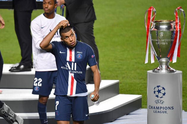 Soccer Champions League Final Paris St Germain Bayern Muenchen 0 1 Kylian MBAPPE PSG Disappointment, frustration, disappointed, frustrated, depressed, passes the Cup, Cup, Trophy, trophy, award ceremony, soccer Champions League, final, Paris St Germain PSG FC Bayern Muenchen M 0 1 on 23 08 2020 at Estadio da Luz in Lisbon Portugal PHOTO Frank Hoermann SVEN SIMON Pool NO use of any use photographs as image sequences and or quasi video Editorial Use ONLY National and International News Agencies OUT Lisbon Estadio da Luz Portugal Poolfoto SVEN SIMON Frank Hoermann Pool ,EDITORIAL USE ONLY