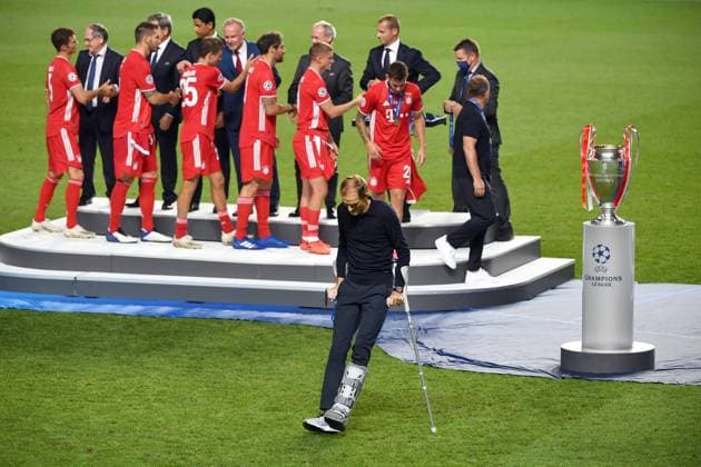 Thomas Tuchel - Stationen als Trainer, Paris Saint-Germain 2018 - 2020 Bilder des Jahres 2020, Sport 08 August Sport Themen der Woche KW34 Fussball Champions League Finale Paris St. Germain - Bayern Muenchen 0-1 Thomas TUCHEL (Trainer PSG) geht an Kruecken am Cup,Pokal,Trophaee,trophy vorbei, Enttaeuschung,Frust,enttaeuscht, frustriert,niedergeschlagen, Siegerehrung. Fussball Champions League, Finale, Paris St. Germain (PSG)-FC Bayern Muenchen (M) 0-1 am 23.08.2020 im Estadio da Luz in Lissabon Portugal. FOTO: Frank Hoermann SVEN SIMON Pool NO use of any use photographs as image sequences and or quasi-video Editorial Use ONLY National and International News Agencies OUT Lissabon Estadio da Luz Portugal *** Soccer Champions League Final Paris St Germain Bayern Muenchen 0 1 Thomas TUCHEL Coach PSG passes by crutches at Cup, Trophy, Trophy, disappointment, frustration, disappointed, frustrated, depressed, award ceremony Soccer Champions League, Final, Paris St Germain PSG FC Bayern Muenchen M 0 1 on 23 08 2020 at the Estadio da Luz in Lisbon Portugal PHOTO Frank Hoermann SVEN SIMON Pool NO use of any use photographs as image sequences and or quasi video Editorial Use ONLY National and International News Agencies OUT Lisbon Estadio da Luz Portugal Poolfoto SVEN SIMON Frank Hoermann Pool ,EDITORIAL USE ONLY