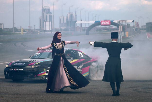 Bilder des Jahres 2020, Sport 08 August Sport Themen der Woche KW34 GROZNY, RUSSIA - AUGUST 23, 2020: Dancers in national costumes perform by a racing car during the first race of the 2020 Russian Drift Series Yug at Fort Grozny Autodrom. Yelena Afonina TASS  TS0E46D3