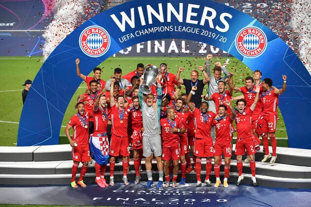 Football CHL FINALE 19 20 in Lisbon Paris Saint Germain FC Bayern Muenchen FOOTBALL FINAL TURNIER LISBON CHAMPIONS LEAGUE SEASON 2019 2020 FINALE 23 08 2020 Paris Saint Germain FC Bayern Muenchen CLOSE JOURNEY, TEAMJUBEL FC Bayern Muenchen Corentin Tolisso, Ivan Perisic, Robert Lewandowski, Leon Goretzka, goalkeeper Manuel Neuer with CHL Cup, Thiago Alcantara, Javi Martinez, David Alaba, Philippe Coutinho, Alvaro Odriozola in front from left Malik Tillman, Bright Arrey Mbi, Alphonso Davies, Benjamin Pavard, Kingsley Coman, Lucas Hernandez, Thomas Mueller, Serge Gnabry in the middle from left Jamal Musiala, goalkeeper Sven Ulreich, Jerome Boateng, Niklas Suele, Coach Hansi Flick, Goalkeeper Ron Torben Hoffmann and Joshua Kimmich backwards from left PHOTO ULMER Press Photo Agency Pool Frank Hoermann SVEN SIMON xxNOxMODELxRELEASExx Dortmund Estadio da Luz Baden Wuerttemberg Germany Poolfoto ULMER ,EDITORIAL USE ONLY