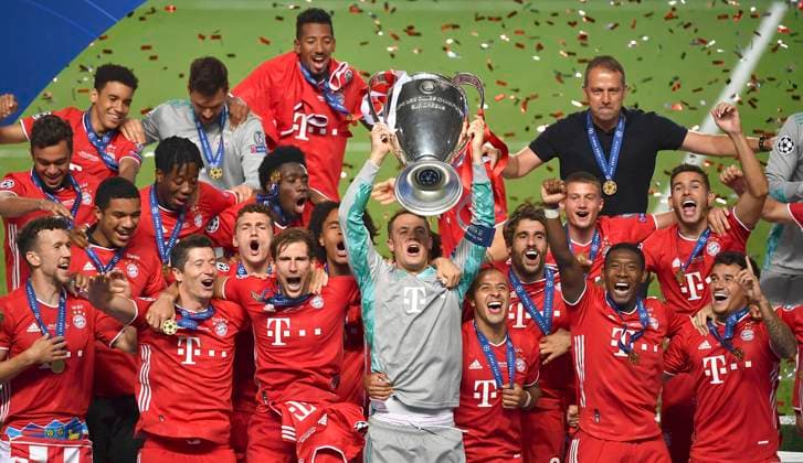 Soccer CHL FINALE 19 20 in Lisbon Paris Saint Germain FC Bayern Muenchen FOOTBALL FINAL TURNIER LISBON CHAMPIONS LEAGUE SEASON 2019 2020 FINALE 23 08 2020 Paris Saint Germain FC Bayern Muenchen CLOSE CUP, TEAM CUP FC Bayern Muenchen Ivan Perisic, Robert Lewandowski, Leon Goretzka, Goalkeeper Manuel Neuer with CHL Cup, Thiago Alcantara, Javi Martinez, David Alaba, Philippe Coutinho in front from Malik Tillman, Bright Arrey Mbi, Benjamin Pavard, Alphonso Davies, Joshua Zirkzee, Michael Cuisance, Lucas Hernandez, Thomas Mueller, Serge Gnabry in the middle from Jamal Musiala, Goalkeeper Sven Ulreich, Jerome Boateng and Coach Hansi Flick backwards from left PHOTO ULMER Press photo agency Pool Frank Hoermann SVEN SIMON xxNOxMODELxRELEASExx Dortmund Estadio da Luz Baden Wuerttemberg Germany Poolfoto ULMER ,EDITORIAL USE ONLY