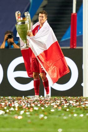 Football Champions League Final Paris St Germain Bayern Muenchen 0 1 Robert LEWANDOWSKI M with cup and Polish flag, cheers, jubilation, joy, cheers, Football Champions League, Final, Paris St Germain PSG FC Bayern Muenchen M 0 1, on 23 08 2020 at the Estadio da Luz in Lisbon Portugal PHOTO Peter Schatz Pool via photo agency SVEN SIMON Ã NO use of any use photographs as image sequences and or quasi video Editorial Use ONLY National and International News Agencies OUT Lisbon Estadio da Luz Portugal Poolfoto SVEN SIMON Peter Schatz Pool ,EDITORIAL USE ONLY