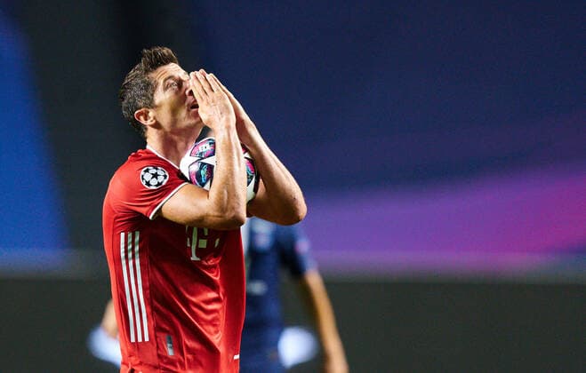 Final Football UEFA Champions League FC BAYERN MUENCHEN PARIS SAINT GERMAIN PSG 1 0 Lisbon, Lisbon, Portugal, 23rd August 2020 Robert LEWANDOWSKI, FCB 9 pray with ball in the final match UEFA Champions League, final tournament FC BAYERN MUENCHEN PARIS ST GERMAIN PSG 1 0 in season 2019 2020 FCB, Photographer Peter Schatz Pool UEFA REGULATIONS PROHIBIT ANY USE OF PHOTOGRAPHS as IMAGE SEQUENCES and or QUASI VIDEO National and international News Agencies OUT Editorial Use ONLY Lisbon Estadio da Luz de Benfica Portugal Poolfoto Peter Schatz ,EDITORIAL USE ONLY