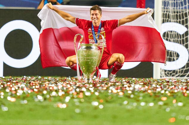Final Football UEFA Champions League FC BAYERN MUENCHEN PARIS SAINT GERMAIN PSG 1 0 Lisbon, Lisbon, Portugal, 23rd August 2020 Robert LEWANDOWSKI, FCB 9 poses with trophy, team FCB win the trophy in the final match UEFA Champions League final tournament FC BAYERN MUENCHEN PARIS ST GERMAIN PSG 1 0 in season 2019 2020, FCB, photographer Peter Schatz Pool UEFA REGULATIONS PROHIBIT ANY USE OF PHOTOGRAPHS as IMAGE SEQUENCES and or QUASI VIDEO National and international News Agencies OUT Editorial Use ONLY Lisbon Estadio da Luz de Benfica Portugal Poolfoto Peter Schatz ,EDITORIAL USE ONLY