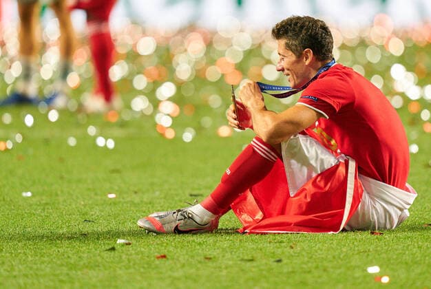 Final Football UEFA Champions League FC BAYERN MUENCHEN PARIS SAINT GERMAIN PSG 1 0 Lisbon, Lisbon, Portugal, 23rd August 2020 Robert LEWANDOWSKI, FCB 9 with medal, phone call with handy team FCB win the trophy in the final match UEFA Champions League, final tournament FC BAYERN MUENCHEN PARIS ST GERMAIN PSG 1 0 in season 2019 2020, FCB, photographer Peter Schatz Pool UEFA REGULATIONS PROHIBIT ANY USE OF PHOTOGRAPHS as IMAGE SEQUENCES and or QUASI VIDEO National and international News Agencies OUT Editorial Use ONLY Lisbon Estadio da Luz de Benfica Portugal Poolfoto Peter Schatz ,EDITORIAL USE ONLY