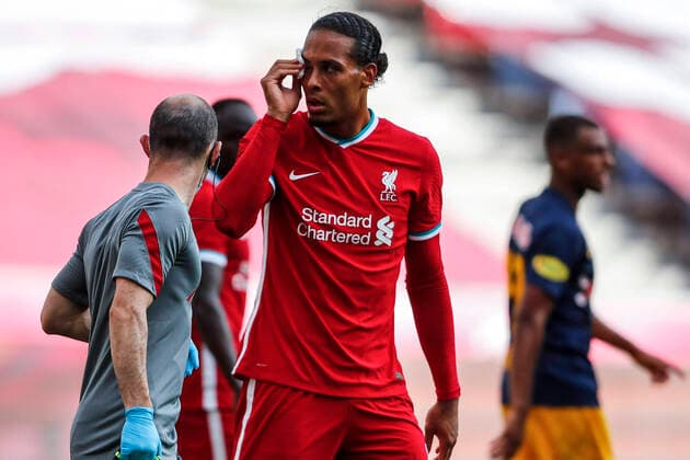 Bilder des Jahres 2020, Sport 08 August Sport Themen der Woche KW35 Sport Bilder des Tages SOCCER - RBS vs Liverpool, test match SALZBURG,AUSTRIA,25.AUG.20 - SOCCER - tipico Bundesliga, Premier League, Red Bull Salzburg vs Liverpool FC, test match. Image shows Virgil van Dijk (Liverpool). Keywords: injury. GEPAxpictures xJasminxWalter