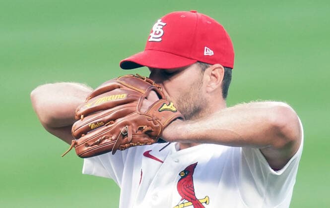 Sport Bilder des Tages St. Louis Cardinals starting pitcher Adam Wainwright takes a deep breath before delivering his first pitch to the Kansas City Royals at Busch Stadium in St. Louis on Tuesday, August 25, 2020.  SLP2020082514 BILLxGREENBLATT