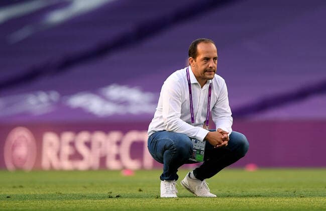 FOOTBALL Ligue des champions feminine 1 2 Final VfL Wolfsburg v FC Barcelone 25 08 2020 SAN SEBASTIAN, SPAIN AUGUST 25 Lluis Cortes, Manager of FC Barcelona looks on during the warm up prior to the UEFA Women s Champions League Semi Final between VfL Wolfsburg and FC Barcelona at Estadio Anoeta on August 25, 2020 in San Sebastian, Spain SAN SEBASTIAN Estadio Anoeta Spain Poolfoto PANORAMIC POOL UEFA ,EDITORIAL USE ONLY