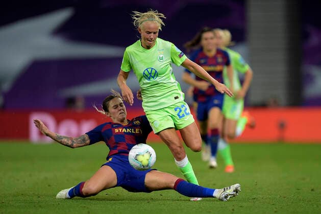 FOOTBALL Ligue des champions feminine 1 2 Final VfL Wolfsburg v FC Barcelone 25 08 2020 SAN SEBASTIAN, SPAIN AUGUST 25 Pernille Harder of Vfl Wolfsburg is fouled by Maria Leon of FC Barcelona during the UEFA Women s Champions League Semi Final between VfL Wolfsburg and FC Barcelona at Estadio Anoeta on August 25, 2020 in San Sebastian, Spain SAN SEBASTIAN Estadio Anoeta Spain Poolfoto PANORAMIC POOL UEFA ,EDITORIAL USE ONLY