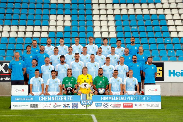CFC team photo 27 08 2020 Chemnitz, Sport, Stadion an der Gellertstrasse, Football, Regionalliga Nordost, CFC team photo of the season 2020 2021 Top row from left Henry Büttner Zeugwart , Tobias Müller, Lukas Knechtel, Danny Breitfelder, Tim Campulka, Riccardo Grym, Ioannis Karsanidis, Florian Braband Rehab and Athletics Coach 3 row from left Daniel Berlinski Head Coach , Christian Tiffert Co Coach , Felix Schimmel, Christian Bickel, Paul Milde, Kevin Freiberger, Roman Bekö, Olaf Renn physiotherapist, Jörg Leibiger team doctor 2 row from left Marcel Höttecke goalkeeper coach, Torsten Bittermann team manager, Robert Zickert, Niklas Hoheneder, Jovan Vidovic, Simon Roscher, Lukas Aigner, Alexander Dartsch, Dr Kristian Schaper Team doctor, Friedrich Ramminger Physiotherapist Bottom row from left Nils Köhler, Theo Ogbidi, David Wunsch, Jakub Jakubov, Isa Dogan, Okan Kurt, Stanley Keller Chemnitz Saxony FRG