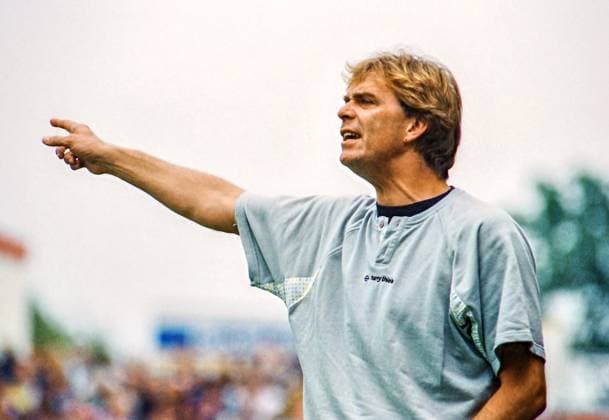 From 2 BL season 1990 91 TSV Havelse Weiß 1 FSV Mainz 05 1 2 am 30 09 1990 In the photo TSV coach Volker Finke