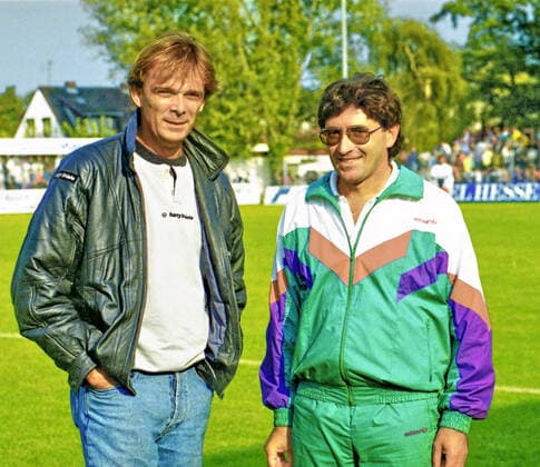 From 2 BL season 1990 91 TSV Havelse Weiß 1 FSV Mainz 05 1 2 am 30 09 1990 In the photo In conversation TSV coach Volker Finke and Mainz 05 coach Robert Jung
