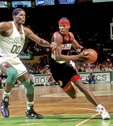 August 29, 2020: American Basketball Player CLIFFORD ROBINSON, an early star in UConn s rise to power who helped lead the Portland Trail Blazers to two NBA, Basketball Herren, USA Finals, has died at the age of 53, no cause of death was given. FILE PHOTO: 1992, Boston, Massachusetts, USA: Portland Trailblazers Cliff Robinson vs Boston Celtics Robert Parish. Boston U.S. - ZUMAl106 20200829_sha_l106_292 Copyright: xStevexLipofskyx