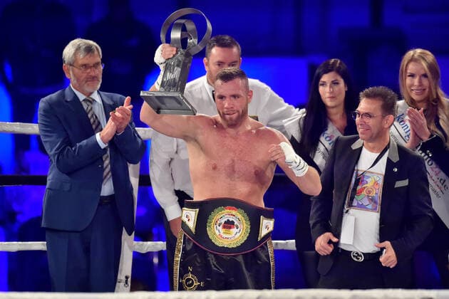 Bilder des Jahres 2020, Sport 08 August Sport Themen der Woche KW35 Boxen - Tommy Punch - Zoltan Sera am 29.08.2020 im Eisstadion in Braunlage Tommy Punch (Deutschland)jubelt nach seinem Sieg. *** Boxing Tommy Punch Zoltan Sera on 29 08 2020 in the ice stadium in Braunlage Tommy Punch Germany cheers for his victory MT