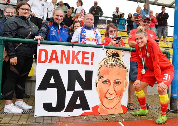 Bilder des Jahres 2020, Sport 08 August Sport Themen der Woche KW35 Sport Bilder des Tages Fußball-Landespokal Sachsen Frauen, Finale, RB Leipzig vs. FC Phoenix Leipzig (30.08.2020) Anja Mittag (RB Leipzig Frauen, Mittelfeld Angriff, Rueckennummer 31) (re.) mit Fans von RB Leipzig (Frauenteam) und einem Transparent Danke Anja nach dem Landespokal-Finale RB Leipzig gegen FC Phoenix Leipzig (30.08.2020). Mittag hat bei dem Spiel die letzte Partie ihrer Karriere gespielt. Taucha Sachsen Deutschland Stadion *** Soccer Landespokal Sachsen Frauen, Final, RB Leipzig vs FC Phoenix Leipzig 30 08 2020 Anja Mittag RB Leipzig Frauen, Midfield Attack, back number 31 re with fans of RB Leipzig Frauenteam and a banner Thank you Anja after the Landespokal Final RB Leipzig vs FC Phoenix Leipzig 30 08 2020 Mittag has played the last match of her career Taucha Sachsen Deutschland Stadion