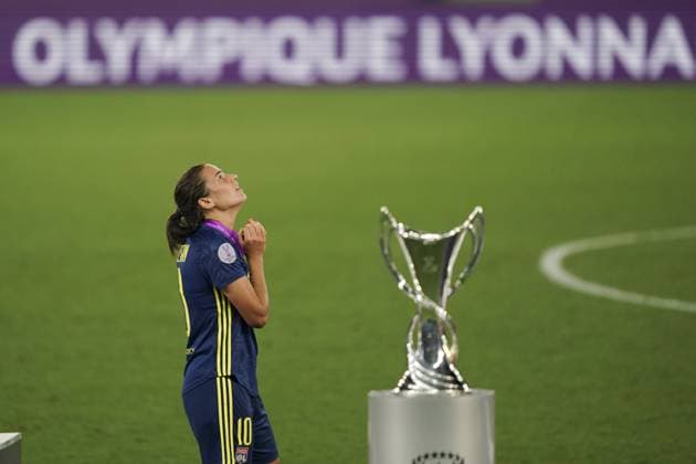 Sport Themen der Woche KW35 Sport Bilder des Tages SAN SEBASTIAN, SPAIN, AUG 30: Dzsenifer Marozsan of Lyon with winners medal passes trophy after winning the UEFA Women?s Champions League football match (Final) between VfL Wolfsburg and Olympique Lyonnais 3-1 Daniela Porcelli SPP VfL Wolfsburg v Olympique Lyonnais 
