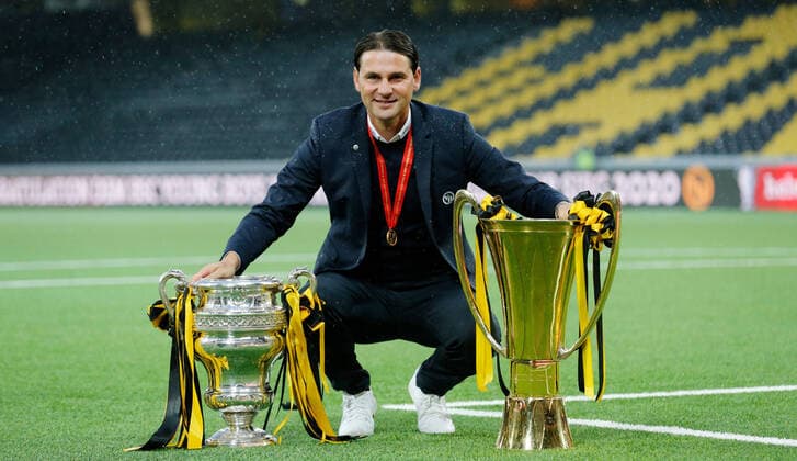 Photo Manuel Geisser 30 08 2020 Bern Wankdorf Stadion Bern Football Season 2019 2020 Mens Football Cup Final BSC Young Boys Bern FC Basel Coach Gerardo Seoane with the Cup Cup trophy, on the left the cup from the championship YB Cup Winner and Swiss Champion 2019 2020