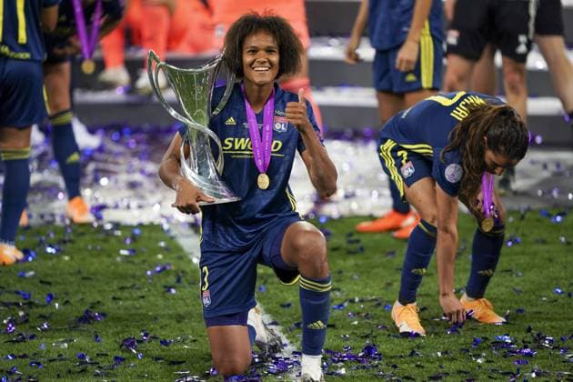 Bilder des Jahres 2020, Sport 08 August Sport Themen der Woche KW35 Sport Bilder des Tages SAN SEBASTIAN, SPAIN, AUG 30: Wendie Renard of Lyon celebrates with trophy after winning the UEFA Women?s Champions League football match (Final) between VfL Wolfsburg and Olympique Lyonnais 3-1 Daniela Porcelli SPP VfL Wolfsburg v Olympique Lyonnais 