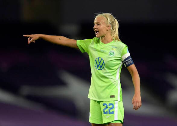 FOOTBALL VfL Wolfsburg Womens vs Olympique Lyonnais UEFA Ligue of Champions Final 30 08 2020 SAN SEBASTIAN, SPAIN AUGUST 30 Pernille Harder of VfL Wolfsburg gives her team instructions during the UEFA Women s Champions League Final between VfL Wolfsburg Women s and Olympique Lyonnais at Estadio Anoeta on August 30, 2020 in San Sebastian, Spain San Sebastian Espagne Poolfoto Panoramic POOL UEFA ,EDITORIAL USE ONLY