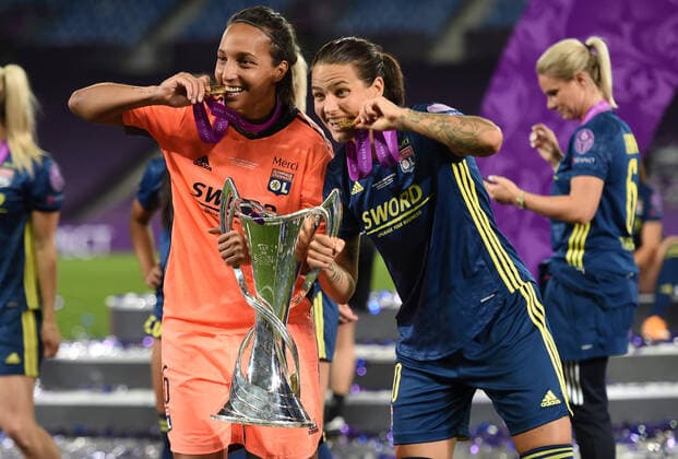 FOOTBALL VfL Wolfsburg Womens vs Olympique Lyonnais UEFA Ligue of Champions Final 30 08 2020 SAN SEBASTIAN, SPAIN AUGUST 30 Sarah Bouhaddi of Olympique Lyon and Dzsenifer Marozsan of Olympique Lyon celebrate with the UEFA Women s Champions League Trophy following their team s victory in the UEFA Women s Champions League Final between VfL Wolfsburg Women s and Olympique Lyonnais at Estadio Anoeta on August 30, 2020 in San Sebastian, Spain San Sebastian Espagne Poolfoto Panoramic POOL UEFA ,EDITORIAL USE ONLY