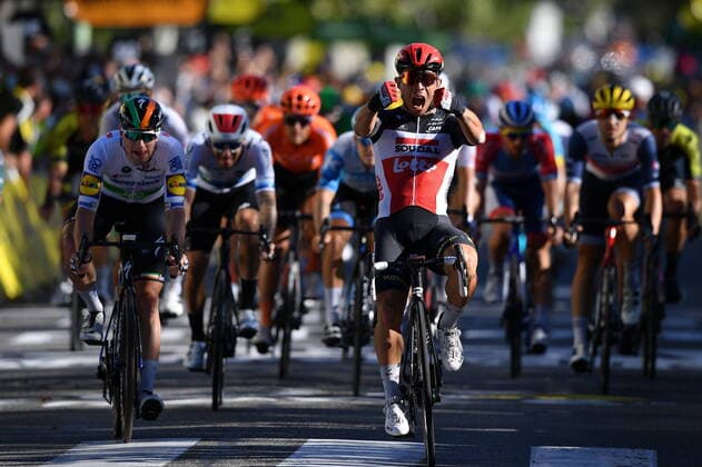 Bilder des Jahres 2020, Sport 08 August Sport Bilder des Tages Australian Caleb Ewan of Lotto Soudal celebrates after winning the sprint at the finish of the third stage of the 107th edition of the Tour de France cycling race, 198km from Nice to Sisteron, in France, Monday 31 August 2020. This year s Tour de France was postponed due to the worldwide Covid-19 pandemic. The 2020 race starts in Nice on Saturday 29 August and ends on 20 September. DAVIDxSTOCKMAN  x2535928x