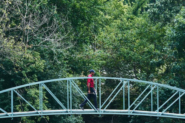 OLYMPIA FIELDS, ILLINOIS - AUGUST 30: (Editors Note: A color adjustment was made on this photo) Tiger Woods of the United States walks over a bridge on the 12th hole during the final round of the BMW Championship on the North Course at Olympia Fields Country Club on August 30, 2020 in Olympia Fields, Illinois. (Photo by Robin Alam Icon Sportswire) GOLF: AUG 30 PGA, Golf Herren - BMW Championship Icon164200830068