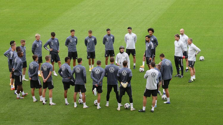 Bilder des Jahres 2020, Sport 09 September Sport Themen der Woche KW36 Sport Bilder des Tages Stuttgart , Fußball Nationalmannschaft Training iin der Mercedes Benz Arena , Joachim Löw mit seiner Mannschaft *** Stuttgart , National Football Team Training in the Mercedes Benz Arena , Joachim Löw with his team