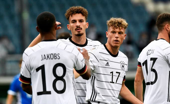 Soccer, Germany, Men, U21 National Team EM Qualification Game, BRITA Arena Wiesbaden Germany white Moldova blue Cheers Mergim Berisha GER after the goal to 1 0 together with Robin Hack GER , Ismail Jakobs GER Cheers, Joy, Action DFB REGULATIONS PROHIBIT ANY USE OF PHOTOGRAPHS AS IMAGE SEQUENCES AND OR QUASI VIDEO