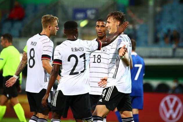 Nico Schlotterbeck Germany, on the right is happy about his goal for the 3 0 against Moldova, congratulate him from the left Arne Maier Germany , Ridle Baku Germany , Ismail Jakobs Germany Germany vs Moldova, U21 European Championship qualification, 03 09 2020 DFB regulations prohibit any use of photographs as image sequences and or quasi video Germany vs Moldova, U21 European Championship qualification, 03 09 2020 Wiesbaden Copyright: xWeissx Eibner-Pressefotox EP_rws