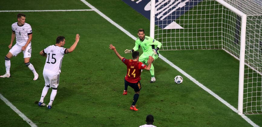 03.09.20 Deutschland - Spanien Deutschland, Stuttgart, 03.09.2020, Fussball, UEFA, Nations League, DFB Deutschland - Spanien: v.l. Luis Jose Gaya (Spanien), Kevin Trapp (Deutschland); Tor 1:1 Gaya. *** 03 09 20 Germany Spain Germany, Stuttgart, 03 09 2020, Football, UEFA, Nations League, DFB Germany Spain v l Luis Jose Gaya Spain , Kevin Trapp Germany Goal 1 1 Gaya