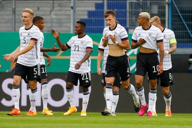 Wiesbaden, Brita Arena, 03 09 2020, Soccer U21 European Championship Qualification Match Germany Moldova, picture Goal celebration of the team to 1 0 by MÃ rgim Berisha Germany , Amos Pieper Germany , Ismail Jakobs Germany , Ridle Baku Germany , Nico Schlotterbeck Germany Wiesbaden Brita Arena Hessen Germany