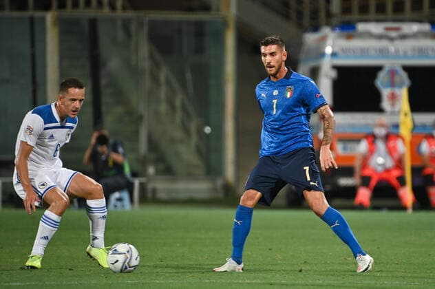 Fußball, Nations League, Italien - Bosnien-Herzegowina Photo Massimo Paolone LaPresse September 4, 2020 Florence, Italy soccer Italia vs Bosnia and Erzegovina - Nations League - "Artemio Franchi" stadium In the pic: Lorenzo Pellegrini (Italia) competes for the ball with Amir Hadziahmetovic (Bosina Erzegovina)  Copyright: xMassimoxPaolone LaPressex