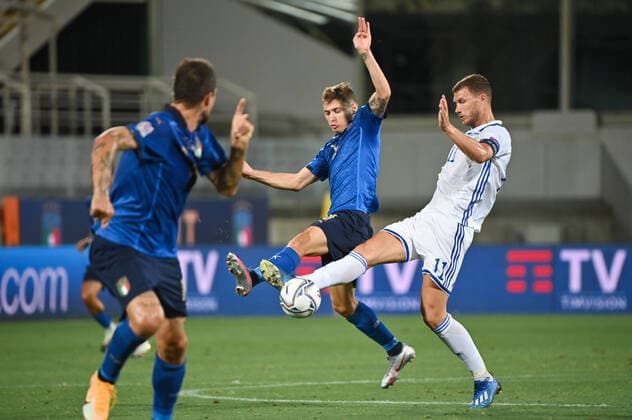 Photo Massimo Paolone LaPresse September 4, 2020 Florence, Italy soccer Italia vs Bosnia and Erzegovina - Nations League - "Artemio Franchi" stadium In the pic: Edin Dzeko (Bosina Erzegovina) competes for the ball with Nicolo Barella (Italia)  Copyright: xMassimoxPaolone LaPressex