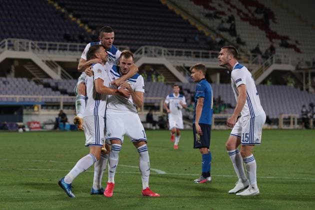 Fußball, Nations League, Italien - Bosnien-Herzegowina Edin Dzeko of Bosnia and Herzegovina celebrates with team mates after scoring to give the side into a 1-0 lead during the UEFA Nations League match at Stadio Artemio Franchi, Florence. Picture date: 4th September 2020. Picture credit should read: Jonathan Moscrop Sportimage EDITORIAL USE ONLY. No use with unauthorised audio, video, data, fixture lists, club league logos or live services. Online in-match use limited to 120 images, no video emulation. No use in betting, games or single club league player publications. SPI-0644-0007