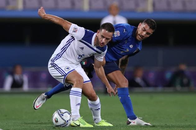 Fußball, Nations League, Italien - Bosnien-Herzegowina Amir Hadziahmetovic of Bosnia and Herzegovina is hounded by Lorenzo Pellegrini of Italy during the UEFA Nations League match at Stadio Artemio Franchi, Florence. Picture date: 4th September 2020. Picture credit should read: Jonathan Moscrop Sportimage EDITORIAL USE ONLY. No use with unauthorised audio, video, data, fixture lists, club league logos or live services. Online in-match use limited to 120 images, no video emulation. No use in betting, games or single club league player publications. SPI-0644-0010