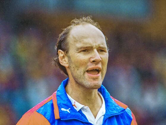 From 2 BL Season 1990 91 Hannover 96 Red VfL Osnabrück White 0 1 on 09 09 1990 in the Niedersachsenstadion In the photo VfL OS Coach Roland Koch