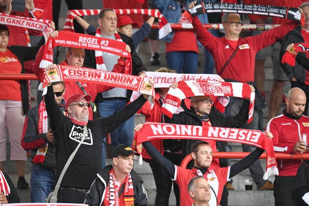 Bilder des Jahres 2020, Sport 09 September Sport Themen der Woche KW36 Sport Bilder des Tages Fussball, Herren, Saison 2020 2021, Testspiel mit Zuschauern, 1. FC Union Berlin - 1. FC Nürnberg, Fans von Union auf der Gegengerade, 05.09. 2020, *** Football, men, season 2020 2021, test match with spectators, 1 FC Union Berlin 1 FC Nürnberg, fans of Union on the back straight, 05 09 2020, Copyright: xMatthiasxKochx