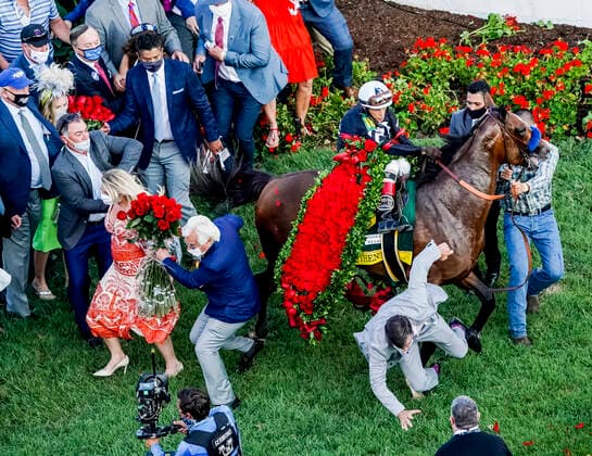 Bilder des Jahres 2020, Sport 09 September Sport Themen der Woche KW36 September 5, 2020, Louisville, KY, USA: September 5, 2020: Kentucky Derby winner Authentic, 18, ridden by jockey John Velazquez, freaks out in the winners circle, taking out training Bob Baffert in the process. Baffert was uninjured. The races are being run without fans due to the coronavirus pandemic that has gripped the world and nation for much of the year, with only essential personnel, media and ownership connections allowed to attend at Churchill Downs in Louisville, Kentucky. Eclipse Sportswire CSM Louisville USA - ZUMAcs17 20200905_zaf_cs17_043 Copyright: xJohnxVoorheesx