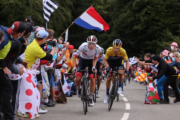 Bilder des Jahres 2020, Sport 09 September Sport Themen der Woche KW36 Sport Bilder des Tages Tour de France 2020 - 107th Edition - 9th stage Pau - Laruns 153 km - 06 09 2020 - Tadej Pogacar (SLO - UAE - Team Emirates) - Primoz Roglic (SLO - Team Jumbo - Visma) CYCLISME : Tour de France - Etape 9 - Pau a Laruns - 06 09 2020 LucaBettini Panoramic 