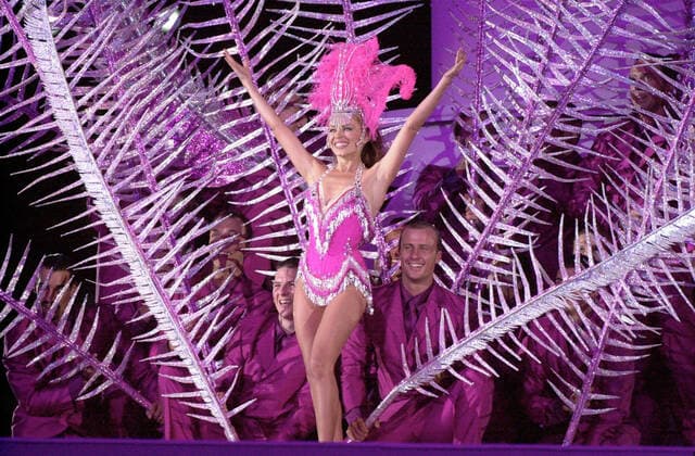 OLYMPIC CLOSING CEREMONY, 01 October 2000 - Kylie Minogue sings Dancing Queen during the closing ceremony of the Sydney 2000 Olympic Games, Olympische Spiele, Olympia, OS ( NO ARCHIVING, EDITORIAL USE ONLY, NO USE IN BOOKS WITHOUT CONSENT SYDNEY AUS  Copyright: xDAVExHUNTx 0104103081st